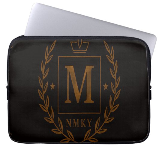 "Royal NMKY Emblem – Monogram M Crest Design" Laptopschutzhülle (Vorderseite)