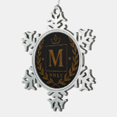 "Royal NMKY Emblem – Monogram M Crest Design" Schneeflocken Zinn-Ornament (Rechts)