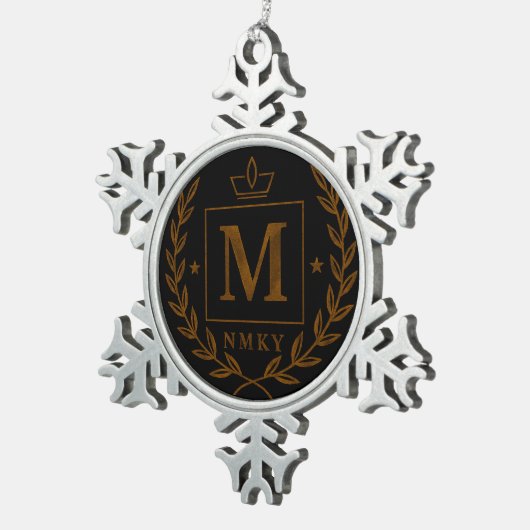 "Royal NMKY Emblem – Monogram M Crest Design" Schneeflocken Zinn-Ornament (Rechts)
