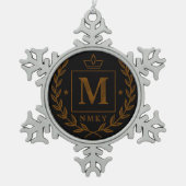 "Royal NMKY Emblem – Monogram M Crest Design" Schneeflocken Zinn-Ornament (Vorderseite)
