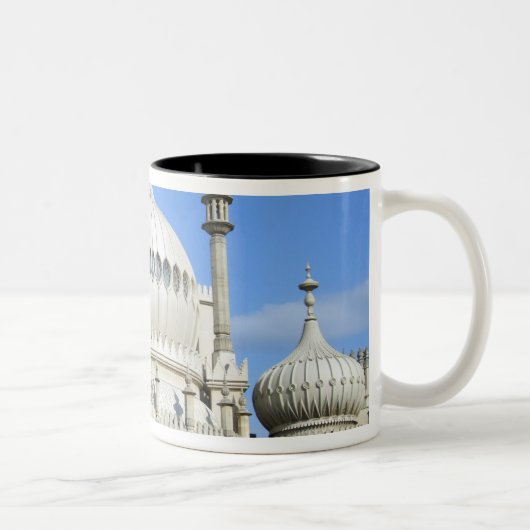 Royal Pavilion, Brighton, Sussex, England Zweifarbige Tasse (Rechts)