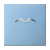 Royal Tern Seabird in Flight Sky Blue Fliese (Vorderseite)