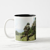 Royal Thai Marines eilt voran Zweifarbige Tasse (Links)