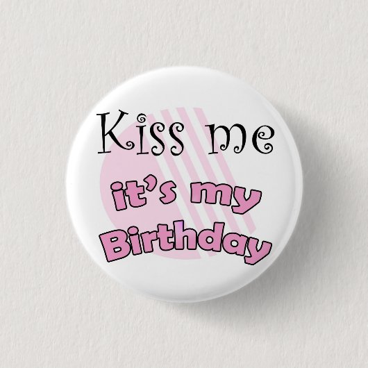 Roze Kiss me it's my Birthday Button (Vorderseite)
