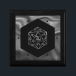 RPG Dice | Fantasy Old School Tabletop Retro Gamer Erinnerungskiste<br><div class="desc">Es ist immer GAME ON so wählen Sie Ihre Waffe und Rolle Initiative... Ein neuartiges GEEK CHIC Gamer Hochzeit/Party Thema perfekt für jeden alten Schultisch RPG Stift/Stift und Papier (PnP) Fantasy-Rollenspieler mit einer 20-seitigen Dundle-Polyhedral Würfel mit einer natürlichen 20 Rolle für den roleplay magischen Zauberer Dragons oder Dungeon Master (DM/GM)...</div>