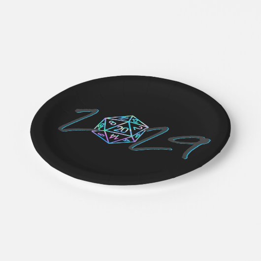 RPG-Jahr | Holo Fantasy Tabletop Retro Gamer Dice Pappteller (Schrägansicht)