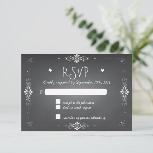 RSVP-Antwortkarte für Hochzeiten auf Chalkboard RSVP Karte (Stehend Vorderseite)