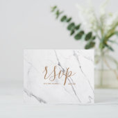 Rsvp-Hochzeitkarte | White Gold Marmor Script Einladungspostkarte (Stehend Vorderseite)