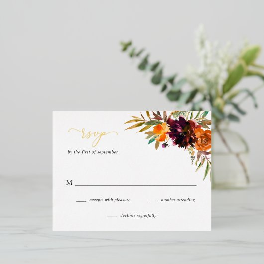 RSVP-Karte für Burgund Gold Fall Floral Folie Einladungspostkarte (Stehend vorne)