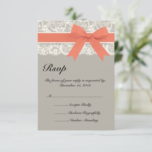 RSVP-Karte für die Hochzeit von Grau Korallen RSVP Karte (Stehend Vorderseite)