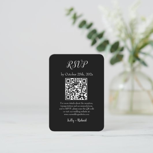 RSVP QR-Code für Schwarze kleine vertikale Hochzei Begleitkarte (Stehend Vorderseite)