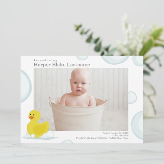 Rubber Duck Bubbles Birth Stats Baby Foto Birth Ankündigung (Stehend Vorderseite)