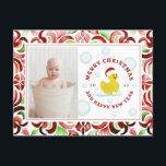 Rubber Duck Santa Christmas Foto Wasserfarbe Feiertagspostkarte<br><div class="desc">Illustration einer Gummiente mit einer Weihnachtsmannmütze. Grenzen und Rückseite sind rot und grün,  florale Fliesen Muster. Personalisieren Sie mit Ihrem Foto vor der Tür. Personalisieren Sie den Text auf der Rückseite.</div>