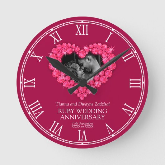 Rubin-Hochzeitsjubiläumsfoto-Herz individuell Runde Wanduhr (Vorderseite)
