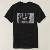 Ruby Bridges, begleitet von US-Marshals, um teilzu T-Shirt (Design vorne)
