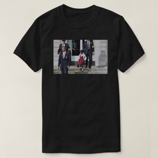 Ruby Bridges, begleitet von US-Marshals, um teilzu T-Shirt (Design vorne)