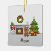 Ruby Cavalier Dog in einem Weihnachtszimmer und Na Keramikornament (Links)