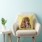 Ruby Cavalier Spaniel und ihr Blenheim-Welpe Kissen (Stuhl )
