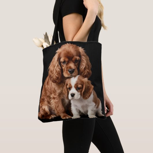 Ruby Cavalier Spaniel und ihr Blenheim-Welpe Tasche (Von Nahem)