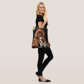 Ruby Cavalier Spaniel und ihr Blenheim-Welpe Tasche (Am Model)