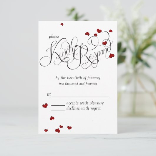 Ruby Heart Confetti Wedding RSVP Karte (Stehend Vorderseite)