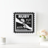 Ruby-Hochzeitstag mit Händen 40. Quadratische Wanduhr (Zuhause)