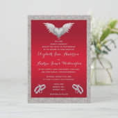 Ruby Red, Funkelnd Rings & Feather Heart Wedding Einladung (Stehend Vorderseite)