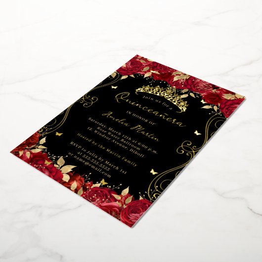 Ruby Red Gold Swirl Scroll Floral Quinceanera Folieneinladung (Gedreht)