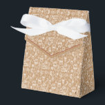 Ruby Red Kraft Weihnachts-Icon Set Holiday Geschenkschachtel<br><div class="desc">Urlaubspensionskiste mit Schleifenbogen. Die Box ist mit weißen,  umrissenen Weihnachts- und Wintersymbolen versehen. Ideal für Party,  Gastgeschenke,  Backwaren und vieles mehr. Entwurf gedruckt mit einem Imitat (simuliert) Kraft Muster. Design ist in einer kuratierten Sammlung moderner Ferienfarben verfügbar. Kontaktieren Sie uns für eventuelle Anpassungen. Gute Ferien!</div>