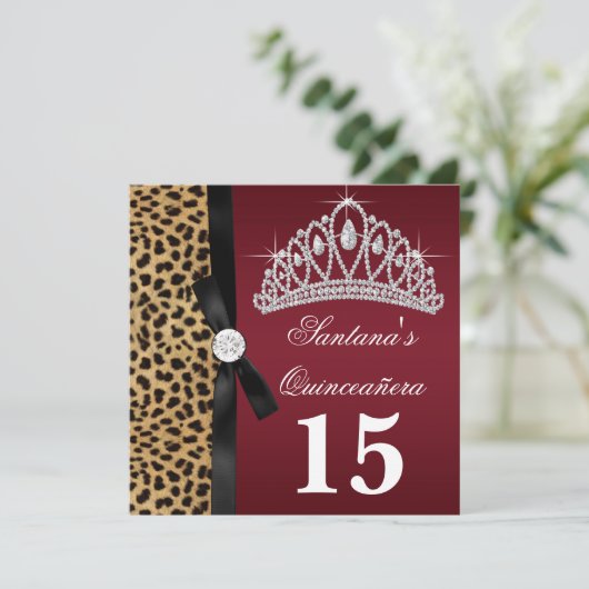 Ruby Red Leopard Quinceanera Einladungen (Stehend Vorderseite)