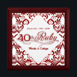 Ruby Red Wirbel 40. Wedding Angelname Schmuckschachtel<br><div class="desc">Diese schöne lackierte Schmuckbox oder Trinket Box ist mit unserem schönen Ruby Red Wirbel Wedding Anniversary Collection Design geschmückt und hält das Jubiläumsjahr ihres Ruby-Jubiläums und ihrer Namen. Eine schöne Art, die Erinnerungen zu schätzen, die Sie 40 Jahre gemeinsam feiern. Ein wunderschönes Geschenk für den Ehemann, seine Ehefrau von 40...</div>