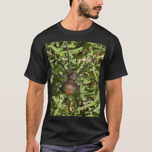 Rücken der Spinne auf grünem Gras, T-Shirt (Vorderseite)