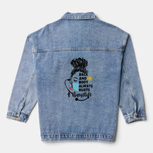 Rücken und Körper schaden dem Krankenleben Jeansjacke