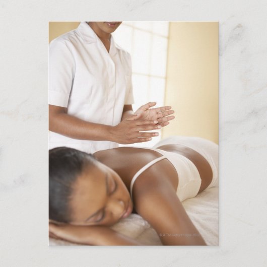 Rückenmassage. Frauen, die eine Rückenmassage von Postkarte (Vorderseite)