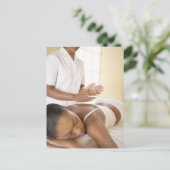 Rückenmassage. Frauen, die eine Rückenmassage von Postkarte (Stehend Vorderseite)