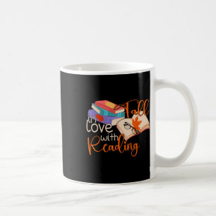 Rückgang der Liebe der Herbstlaub beim Lesen - Her Kaffeetasse