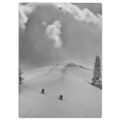 Rückland-Skitonnen in frischem Pulver Klemmbrett (Rückseite)