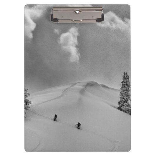 Rückland-Skitonnen in frischem Pulver Klemmbrett (Vorderseite)