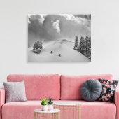 Rückland-Skitonnen in frischem Pulver Leinwanddruck (Insitu (Wohnzimmer))