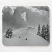 Rückland-Skitonnen in frischem Pulver Mousepad (Vorne)