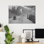Rückland-Skitonnen in frischem Pulver Poster (Heimbüro)