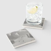 Rückland-Skitonnen in frischem Pulver Steinuntersetzer (Seitenansicht)