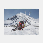 Rucksack und Skis auf Schnee auf Hintergrundvulkan Fußmatte (Vorderseite)