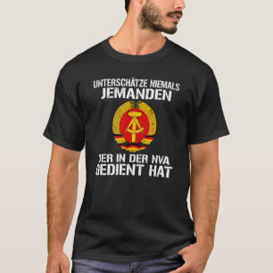 Rückseite Unterschätze niemals einen alten Mann vo T-Shirt