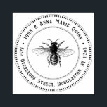Rücksendeadresse Briefmarke Vintag Königin Honeybe Gummistempel<br><div class="desc">Ihr Name und Ihre Adresse sind in einem Vintagen,  einzigartigen und klassischen Serif-Schriftart mit altem Charme geschrieben,  mit geblüht Wimpern und verzierten Details,  Dainty-Rundgrenzen umgeben die Bienenkönigin-Illustration in der Mitte. Tintenpatronen sind in vielen verschiedenen Farben erhältlich,  darunter Silber und Gold!</div>