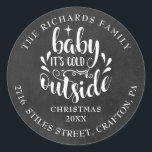 Rücksendeadresse Christmas Boho Chalkboard Runder Aufkleber<br><div class="desc">Feierliche Weihnachtsfeiertage Rücksendeadressen-Aufkleber für Sie,  um mit Ihrer eigenen Nachricht,  Jahr,  Familienname und Adresse Details auf einem Chalkboard-Hintergrund zu personalisieren. Entwickelt von Thisisnotme©</div>