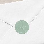 Rücksendeadresse für die Light-Sage-Familie Runder Aufkleber<br><div class="desc">Light Sage Family Name Rücksendeadresse Classic Round Aufkleber enthält Ihren Familiennamen und Ihre Adresse in Weiß gegen eine helle Salbeifarbe. Karo die passenden Hochzeitsartikel https://www.zazzle.com/collections/peach_layered_geometric_light_sage_wedding-119919264900833968 Personalisieren Sie sie, indem Sie den Platzhalter-Text ersetzen. Für weitere Optionen, wie zum Beispiel den Schriftart zu ändern, ist es die Größe und Abstand zwischen den...</div>