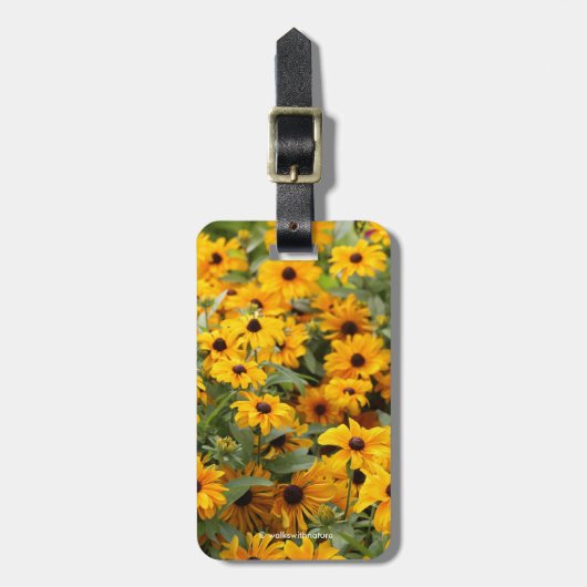 Rudbeckias / Ein Bett von Schwarz-Mit Augen Susans Gepäckanhänger (Vorderseite vertikal)