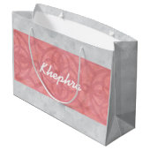 Ruddy Pink Batik Gray Name Große Geschenktüte (Rückseite Schrägansicht)