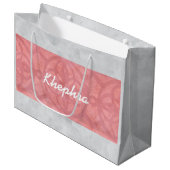 Ruddy Pink Batik Gray Name Große Geschenktüte (Vorderseite Schrägansicht)
